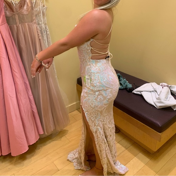 windsor - Picture 3 of 3